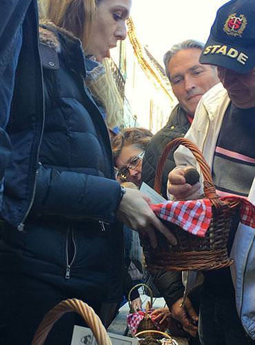 Marché aux truffes à Lalbenque, ©C.Seguy - Lot Tourisme Marché aux truffes de Lalbenque