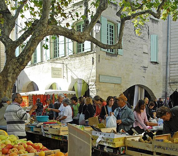 Le marché de la Place aux Herbes à Uzès © Aline Perier / Pays d'Uzès Tourisme