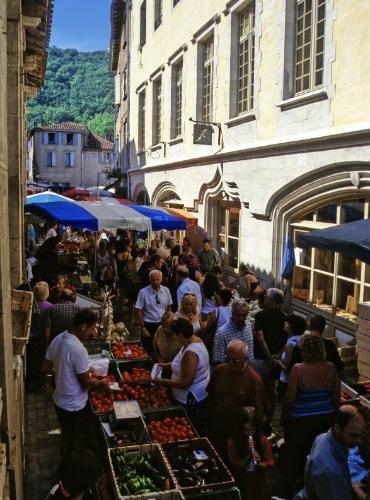 Saint-Antonin Noble Val, CDT Tarn-et-Garonne Le marché de Saint-Antonin