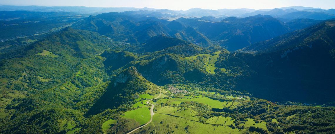 Le sentier cathare au pied du château de Montségur, D.Viet Le sentier cathare au pied du château de Montségur