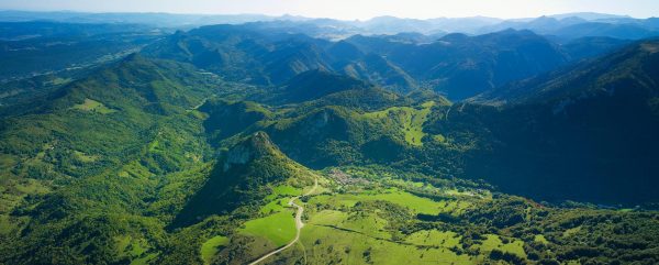 Le sentier cathare au pied du château de Montségur