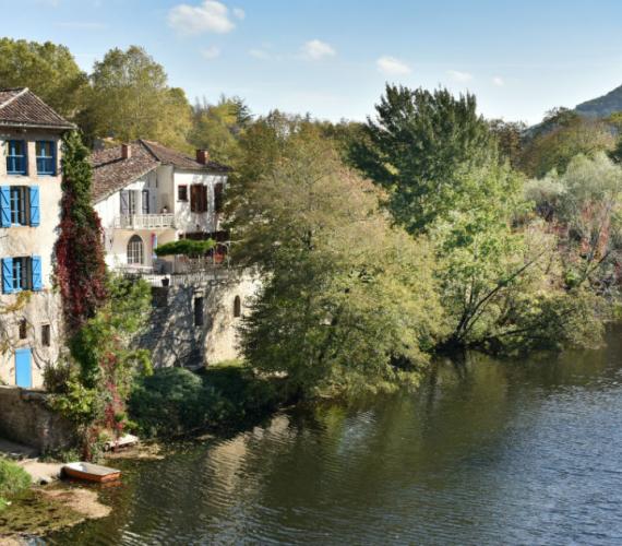 Saint-Antonin Noble Val, Joël Damase / ADT 82 Les maisons au bord de l'Aveyron