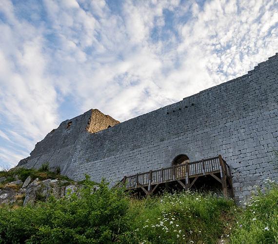 Expérience Ariège Pyrénées, Montségur, @ADT Ariège Pyrénées Vue sur l'entrée du château