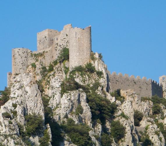 Le château de Puilaurens sur son piton rocheux