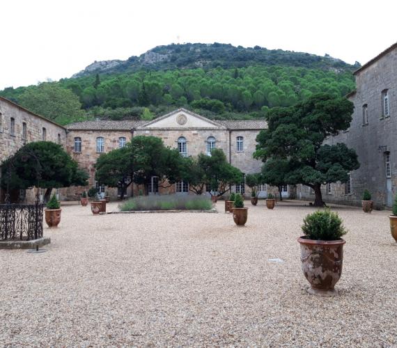 Cour d'honneur de Fontfroide