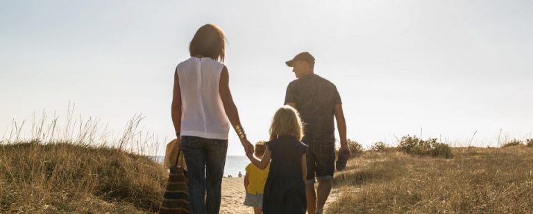 Famille à la plage en été