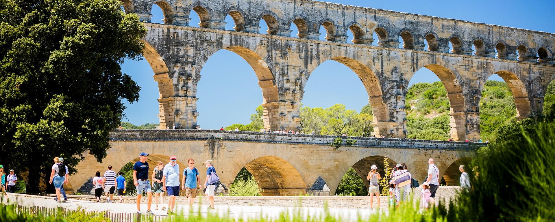 Le pont du Gard est le plus haut aqueduc du monde romain à trois niveaux.