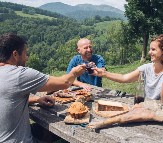 Hautes-Pyrénées - Repas avec des bergers © Vie d'Estive