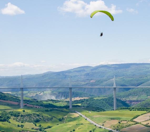 En parapente au Viaduc de Millau