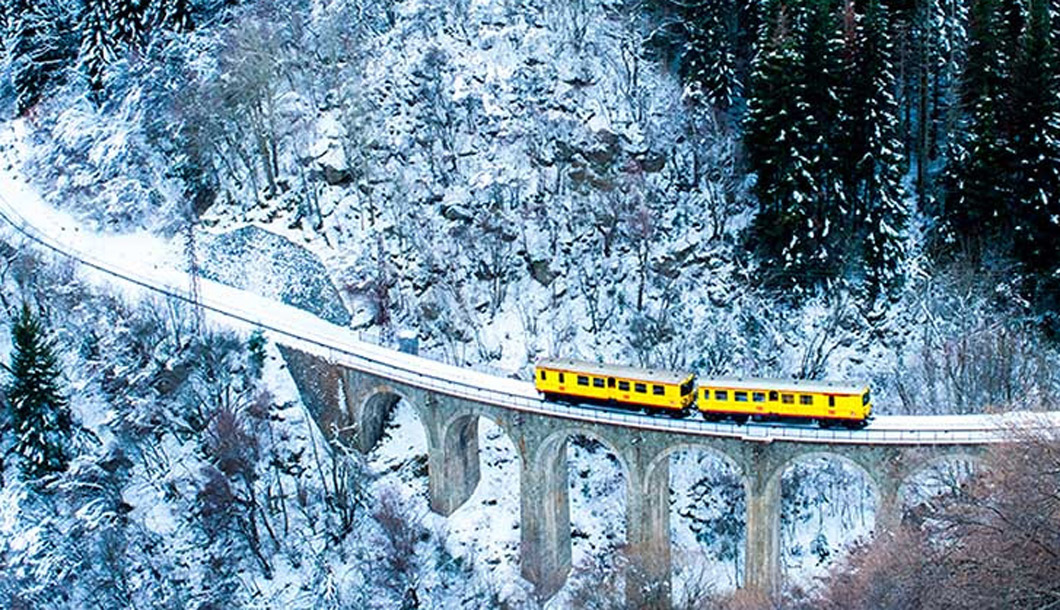 Train jaune en hiver - Pyrénées-Orientales
