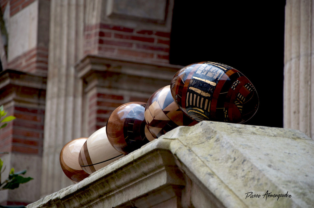 Ballons de rugby en bois © Pierre Armengaud