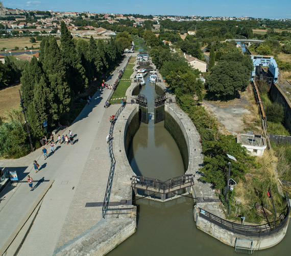 Les 9 écluses de Fonseranes à Béziers  9 Ecluses de Fonseranes à Béziers © Le Boat