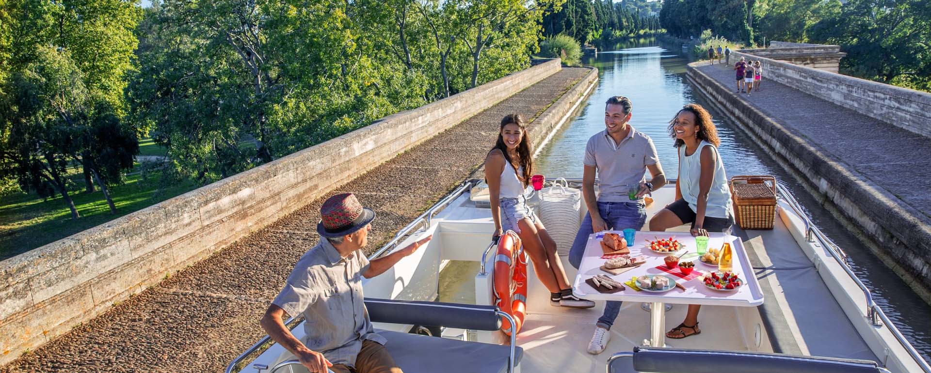 Le Canal du Midi à travers les vignes de l'Hérault
