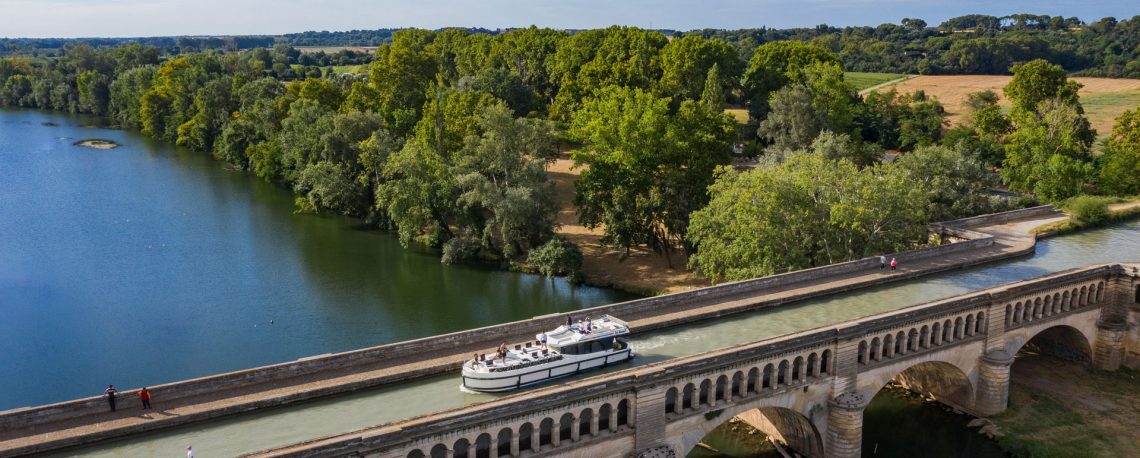 Bateau sur Pont-canal de l'Orb à Béziers