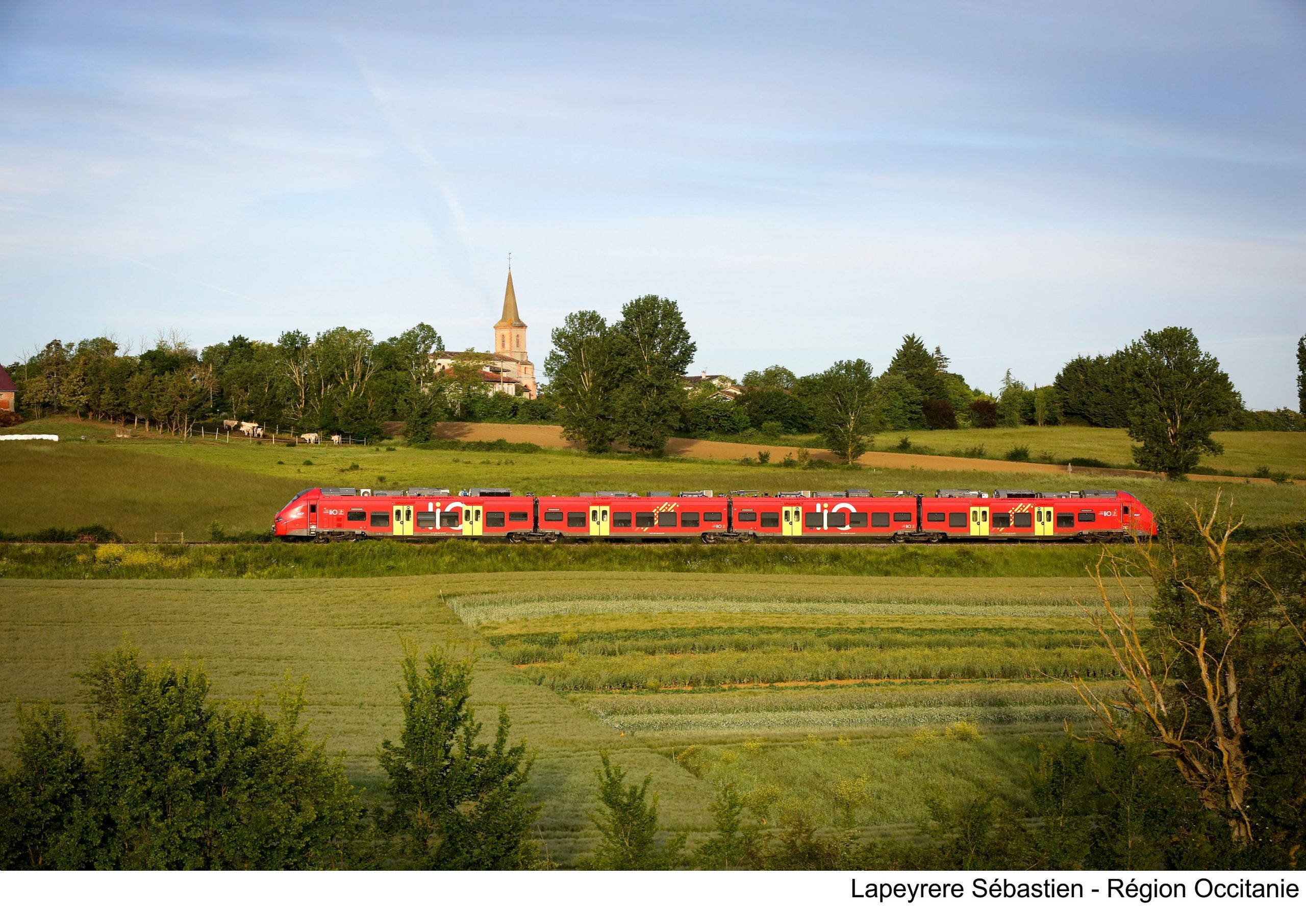 Train TER LIO circule sur la ligne Auch Toulouse a Garbic (32)  le 20 Mai 2021 
Nouveau Train TER LIO Rouge de transport voyageurs circulant dans la campagne gersoise avec en fond  l'eglise de Grabic sur la ligne de chemin de fer entre Auch et Toulouse au printemps Train Lio ©Sebastien Lapeyre/ Region Occitanie