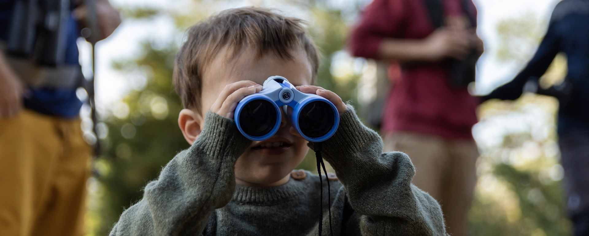 Enfant avec jumelles - Observation de la nature - Lozère © Jolies Lueurs / CRT Occitanie