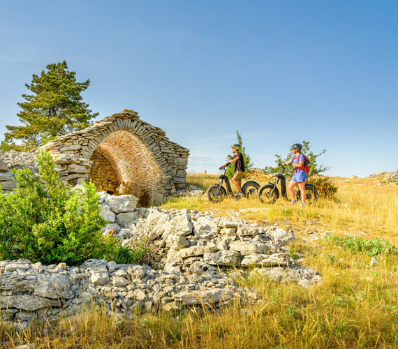 Trottinette électrique sur le causse de Sauveterre - Lozère © R.Flament / CRTL Occitanie
