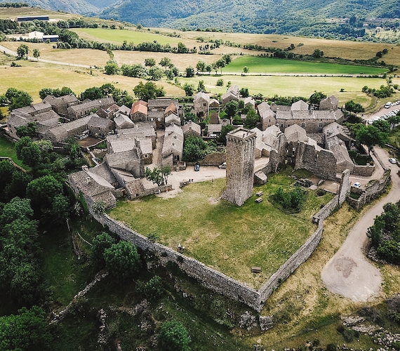 Vue aérienne de La Garde-Guérin en Lozère © staart.com / CRTL Occitanie