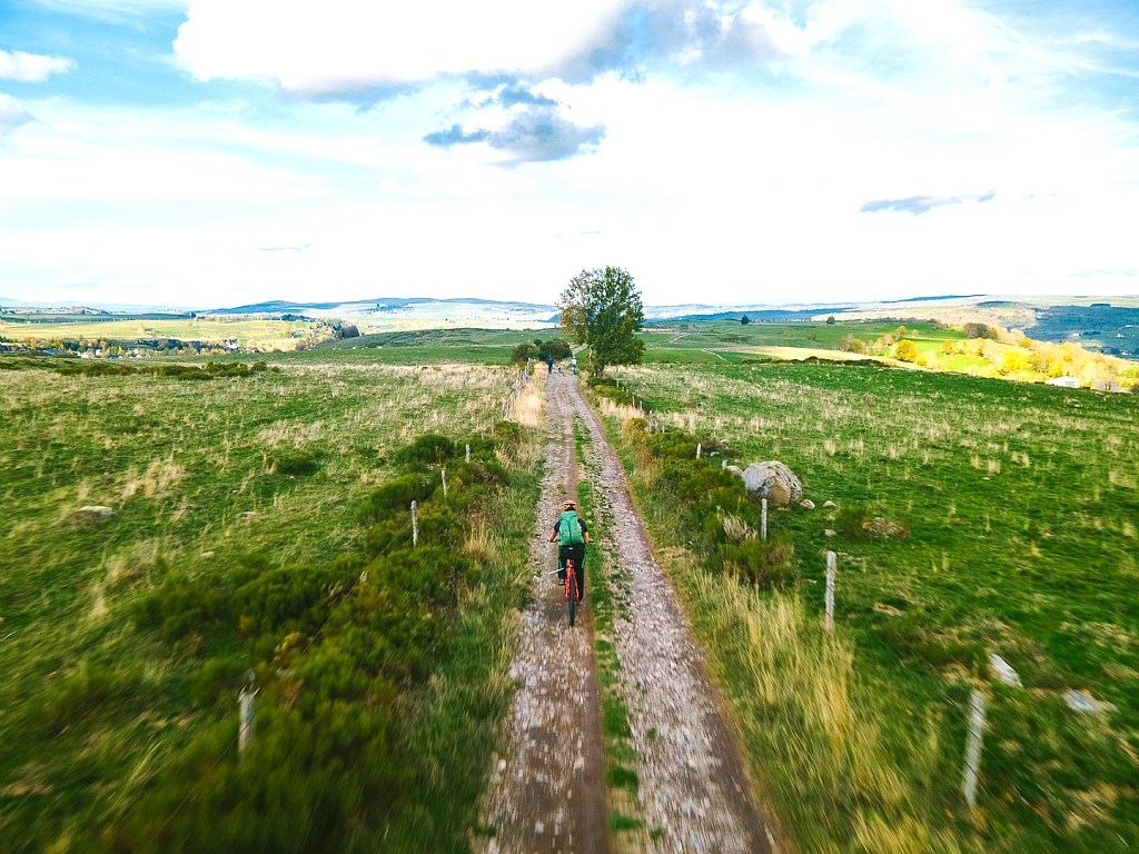 VTT sur le plateau de l'Aubrac ©Destinatrip / Flo Vani - CRTL Occitanie