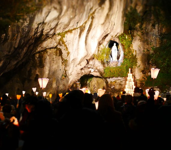 Chapelet aux flambeaux © OT Lourdes