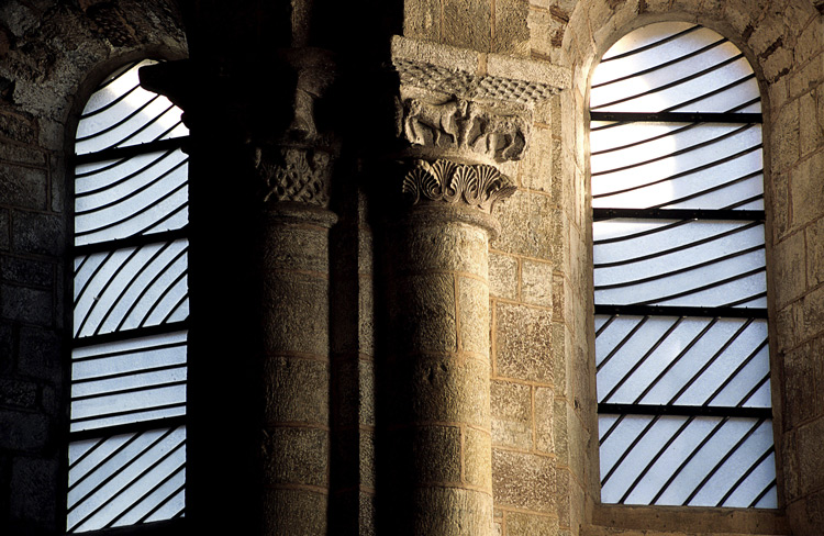 Abbatiale de Conques - Vitraux de Pierre Soulages © P.Thébault / CRTL Occitanie