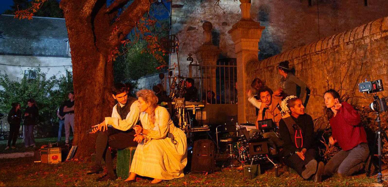 Une prise de vue en nocturne sur le tournage Olympe de Gouges - Cécile Mella / Moteur S’il Vous Plaît / France 2
