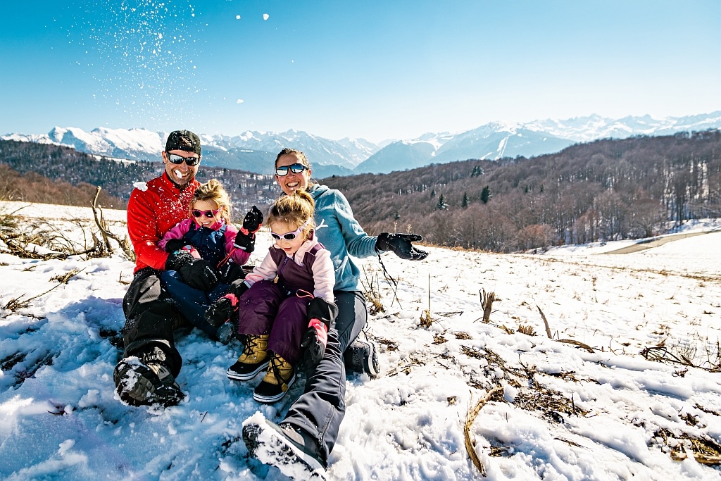 Famille en vacances à la neige - Station du Chioula Ariège©Charles_Ripon_ADT09