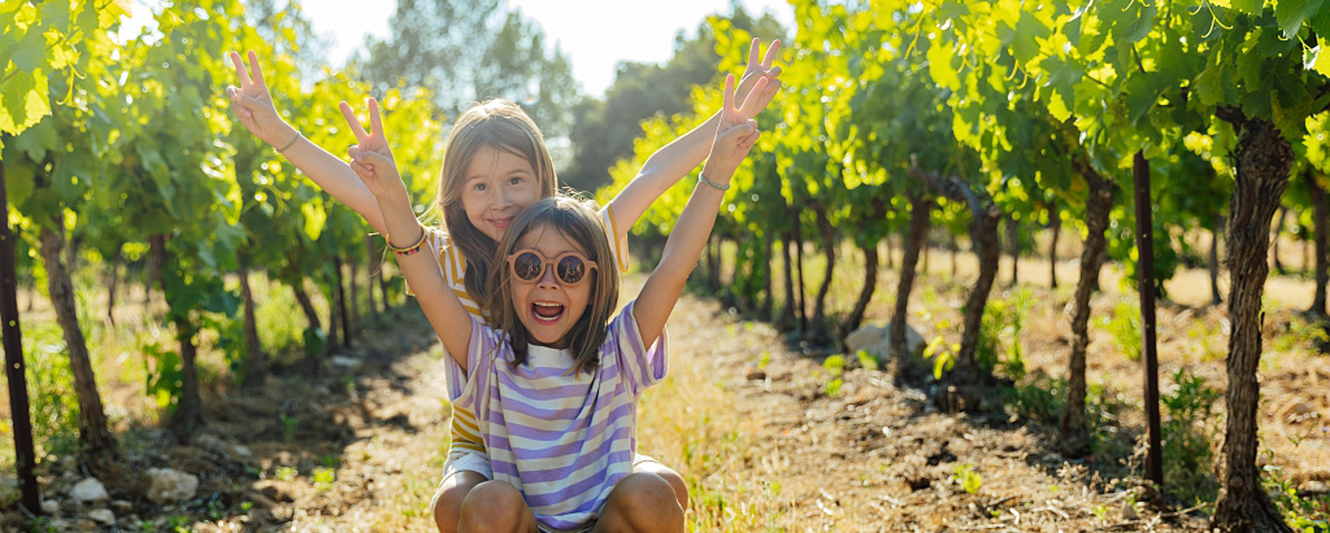 Enfants jouant dans les vignes © Charlène Pelut / CRT Occitanie