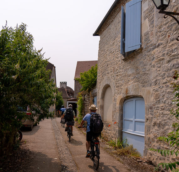 Promenade en vélo dans un village de la vallée du Lot  Promenade en vélo dans un village de la vallée du Lot
