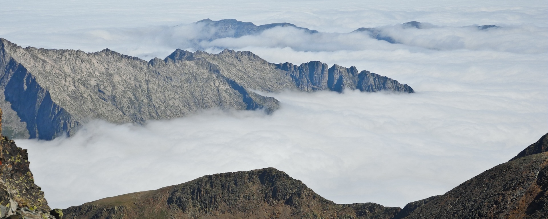 Mer de nuages durant l'ascension du Pic de Montcalm © David Genestal - Ariège Pyrénées Tourisme
