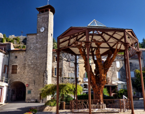 Le Caylar, l'arbre sculpté © ADT 34 - E. Brendle