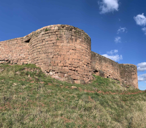 Nauviale-vestiges-chateau- Beaucaire©OTCM