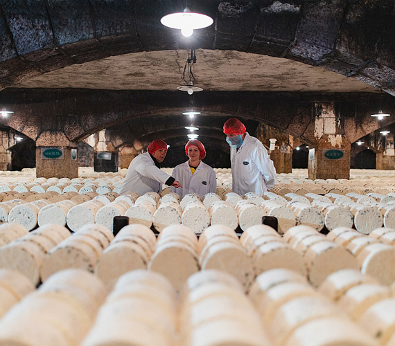 Caves de Roquefort © J.Abelan - Vélo Vert / Production vidéo Jordan Colin / CRTL Occitanie