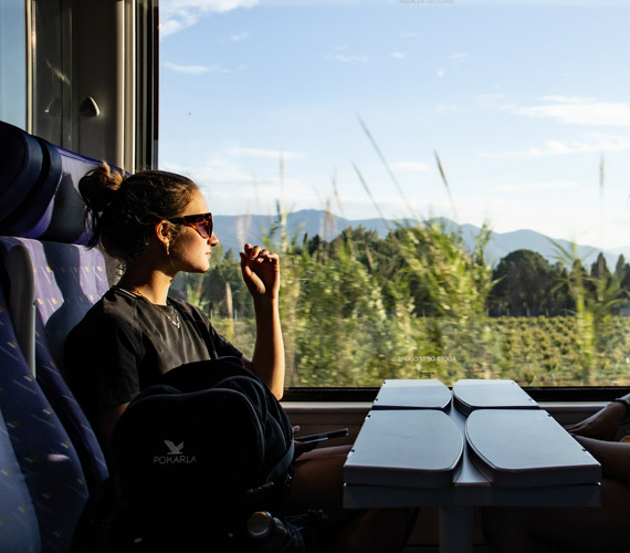 Voyageuse en liO Train © Mollow / CRTL Occitanie