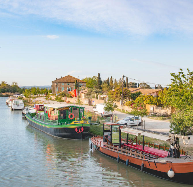 Port du Somail au bord du canal du Midi  Port du Somail au bord du canal du Midi