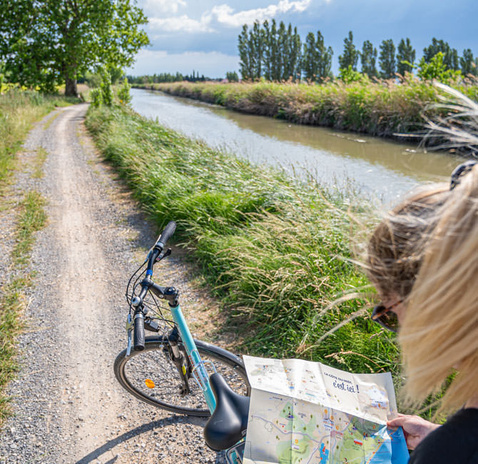 Balade à vélo au bord du Canal de la Robine à Narbonne Balade à vélo au bord du Canal de la Robine à Narbonne, carte touristique, plan