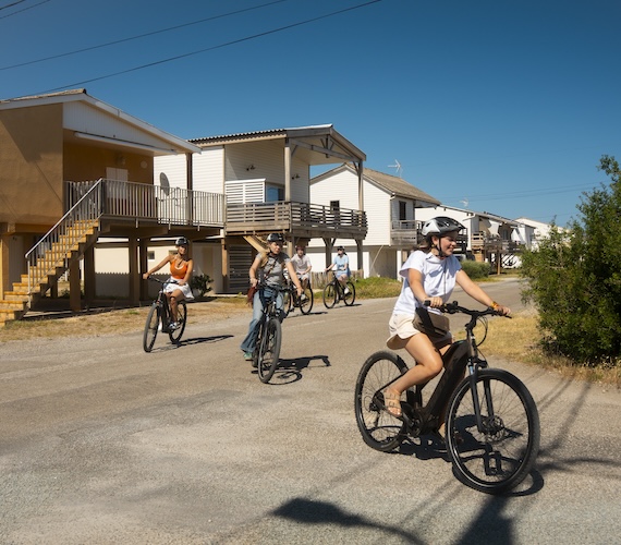 Balade à vélo aux Chalets de Gruissan © Julien Bru