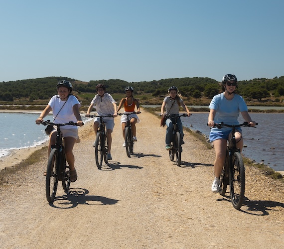 Gruissan, à vélo dans les Salins © Julien Bru