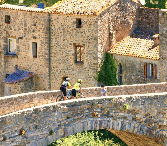 Lagrasse à vélo © C. Deschamps