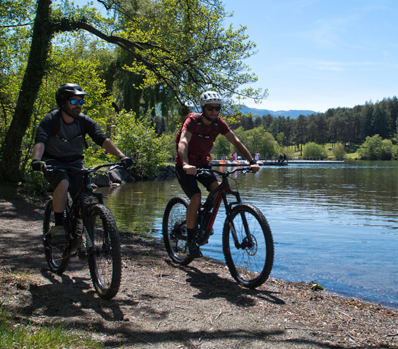 VTT au bord du lac de Lourdes © Jean Nogrady