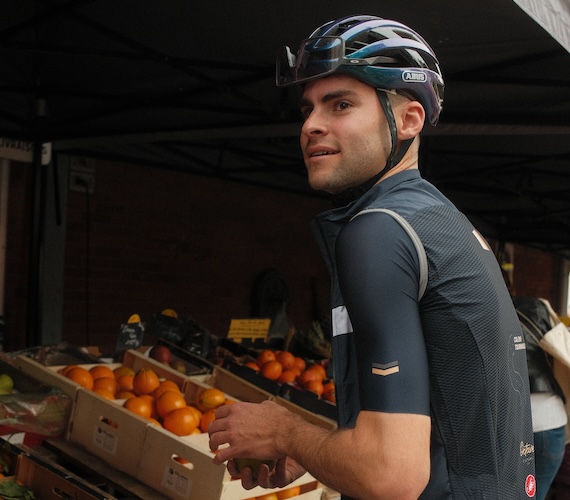 Arrêt au marché de Bagnères-de-Bigorre © Maad Films