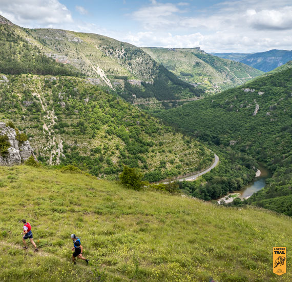 Coureurs-entre-Gorges-du-Tarn,-Causses-et-Vallée-du-Lot---©VirginieGovignon