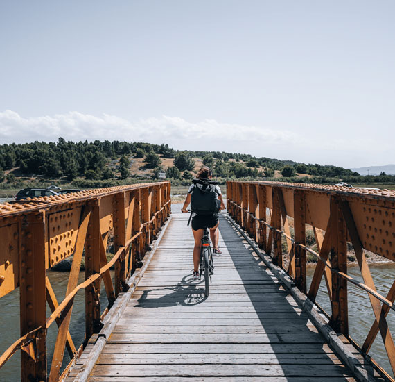 Balade à vélo à Gruissan, traversée du pont métallique
